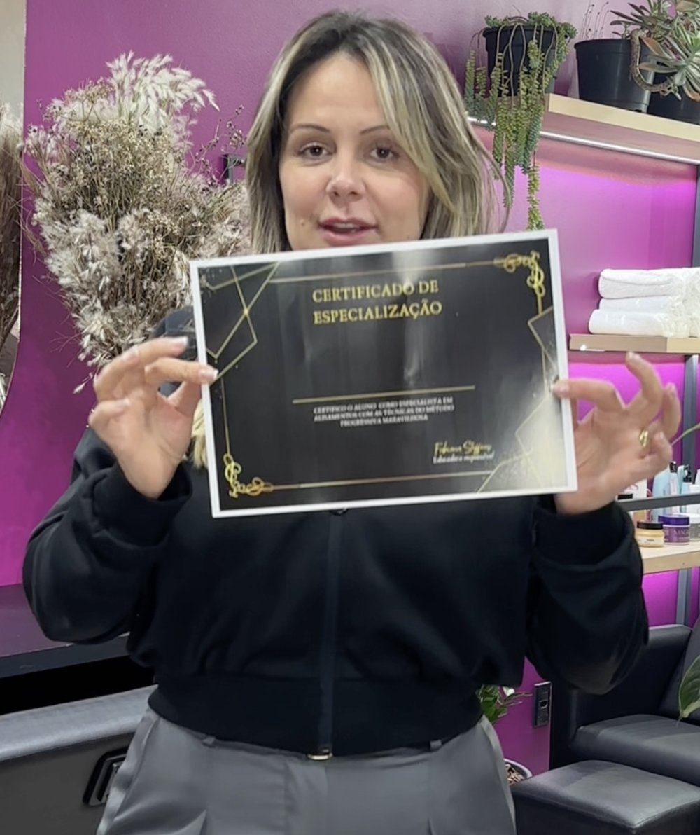 Fabiana Steffens segurando o certificado do Método Progressiva Maravilhosa